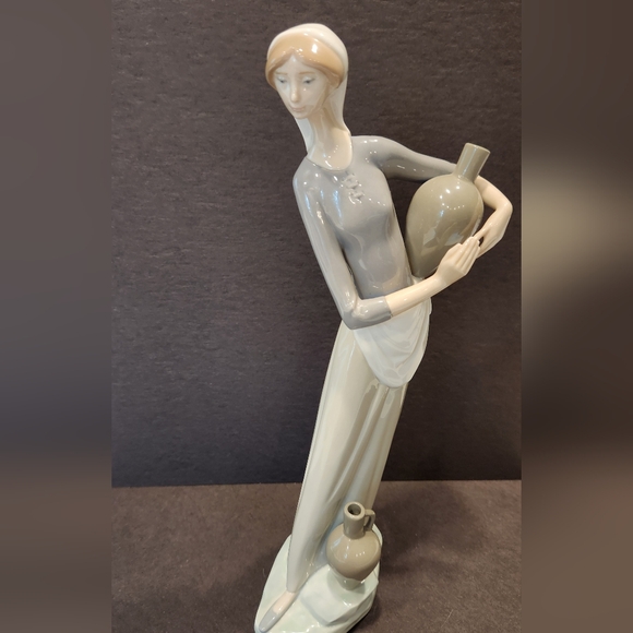 Lladro girl with jugs - Picture 6 of 8